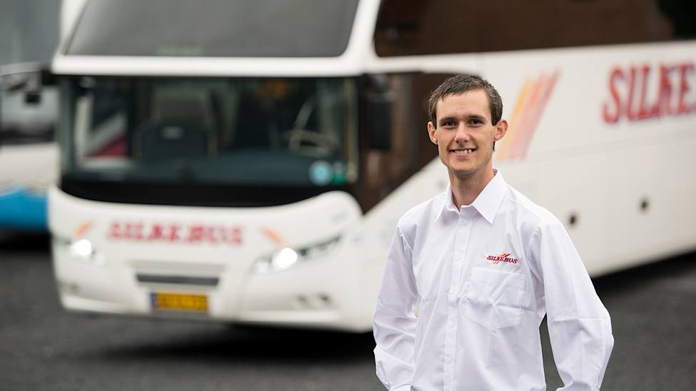 Simon Buhl Hjort Jensen står foran bus