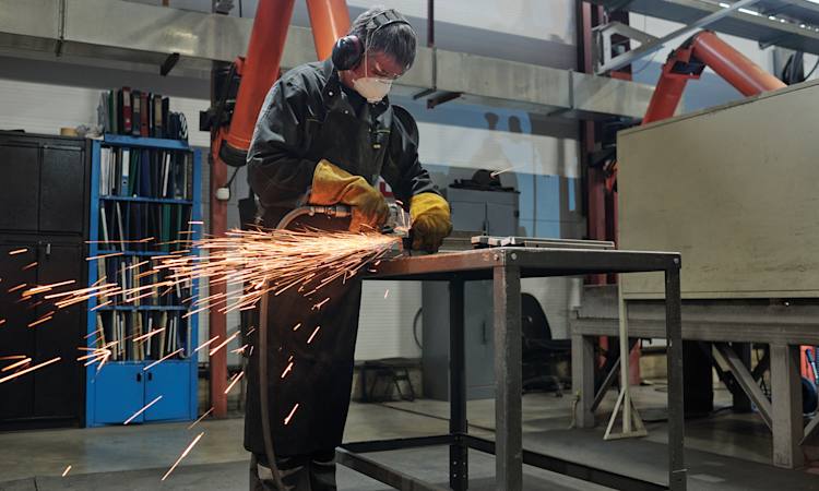 Industrimedarbejder skære i metal