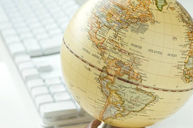 Globus med et tastatur i baggrunden 