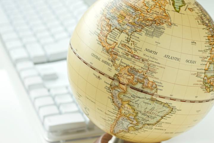 Globus med et tastatur i baggrunden 