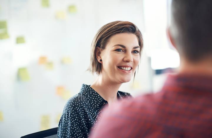 To personer sidder og snakker 