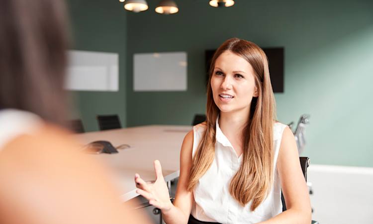 Person sidder til jobsamtale