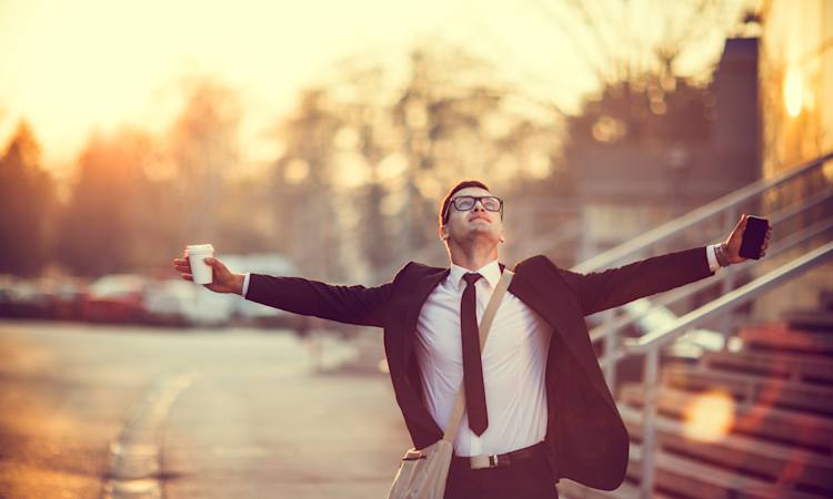 Person står med armene ud til siden og ser glad ud