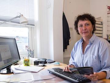 Foto af Bettina Jørgensen ved skrivebord