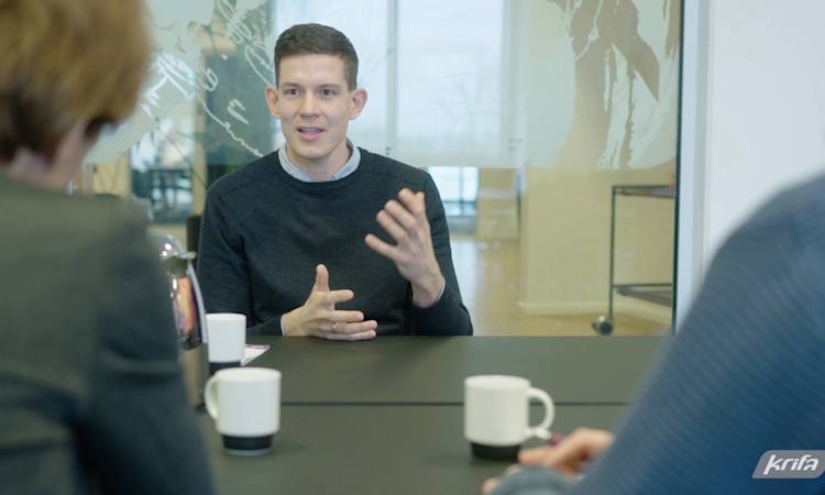 En person sidder til jobsamtale