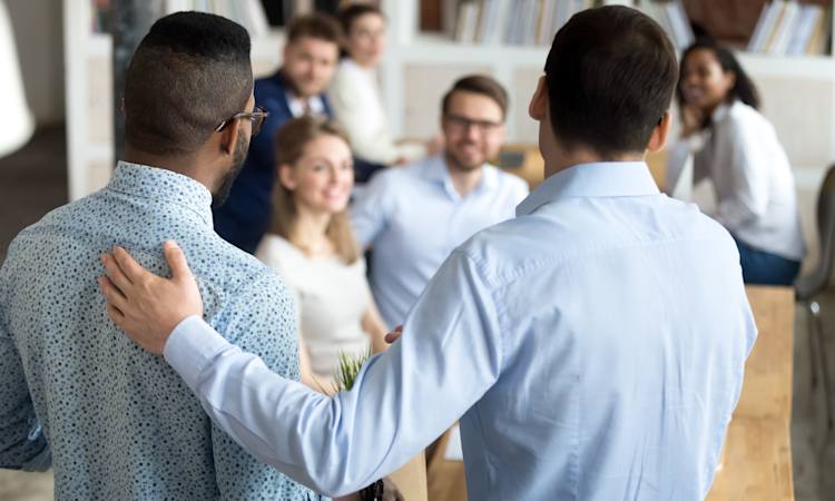 Leder og kolleger byder ny medarbejder velkommen