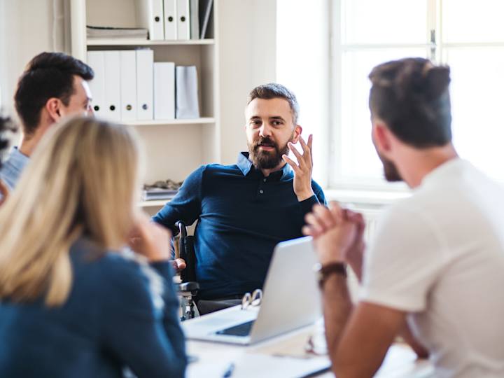 Kollegaer sidder og snakker