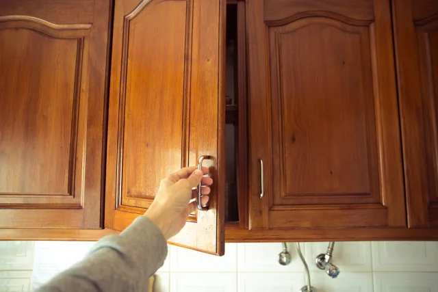 Cómo limpiar los gabinetes de la cocina para eliminar la grasa y mugre pegajosas