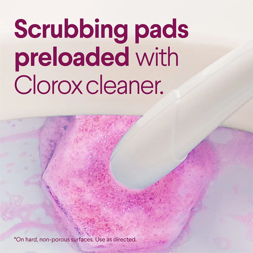 Un inodoro con un estropajo rosa y las palabras Estropajos precargados con limpiador Clorox