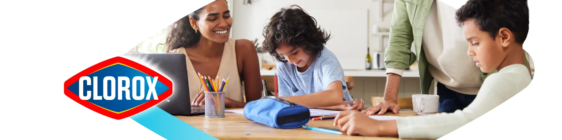 Una familia haciendo la tarea juntos.