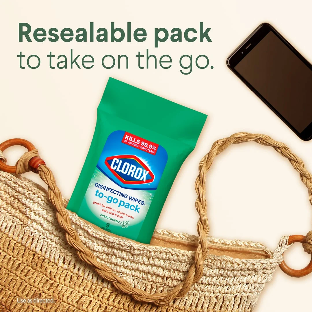 Paquete resellable para llevar de viaje: un paquete de toallitas que sobresale de un bolso