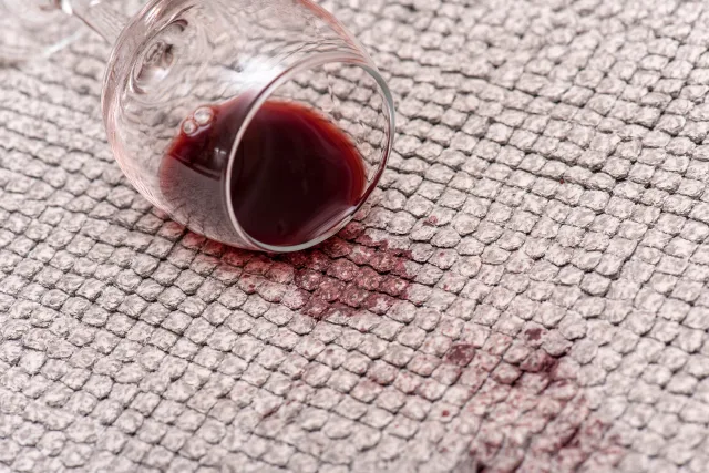 Cómo quitar manchas de vino tinto de la alfombra en 5 pasos simples