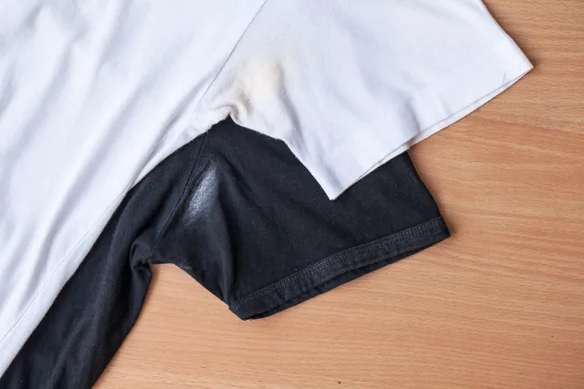 Cómo quitar manchas de desodorante y sudor de axilas en las camisas