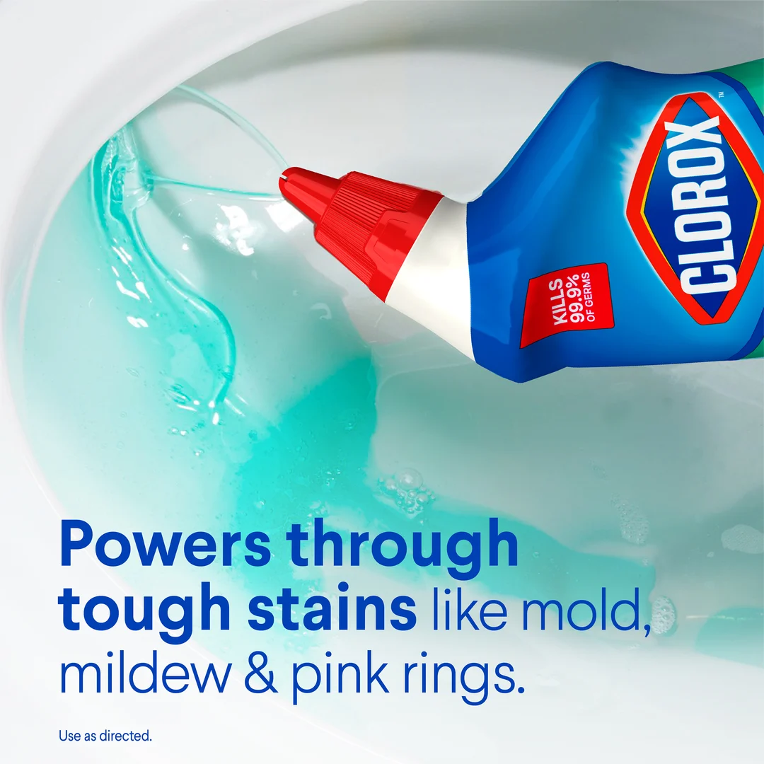 Al rociar el limpiador de inodoros Clorox en la taza del inodoro, elimina las manchas difíciles.
