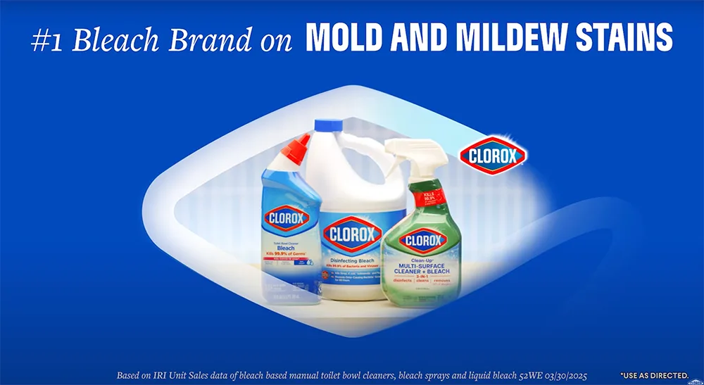 Línea de productos Clorox con las palabras "Marca de blanqueador n.° 1 en manchas de moho y hongos" sobre un fondo azul
