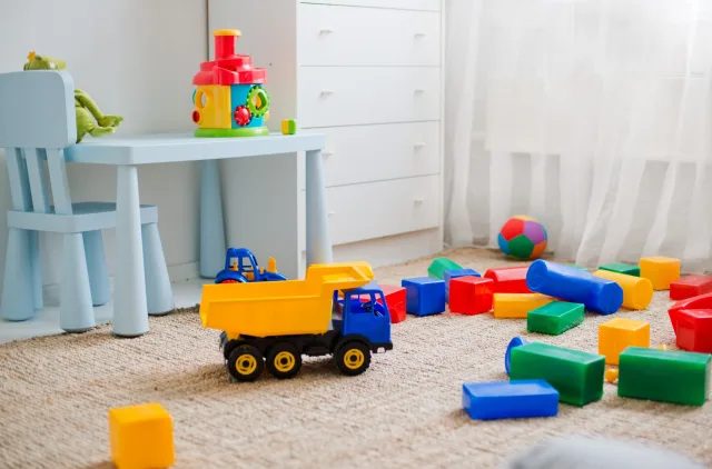 ¿Es seguro limpiar juguetes de bebés con toallitas desinfectantes y rociadores?