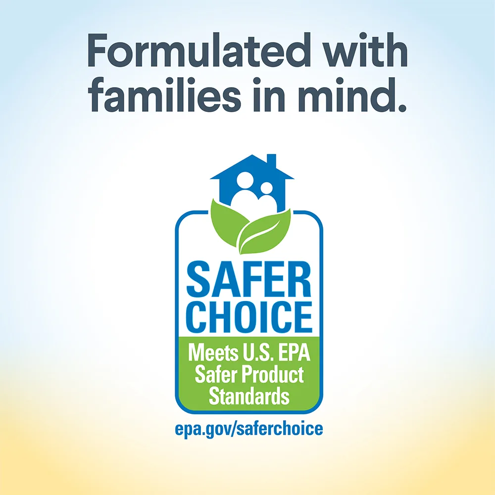 Un logotipo de certificación Safer Choice con las palabras "Formulado pensando en las familias" sobre un fondo azul claro y amarillo.