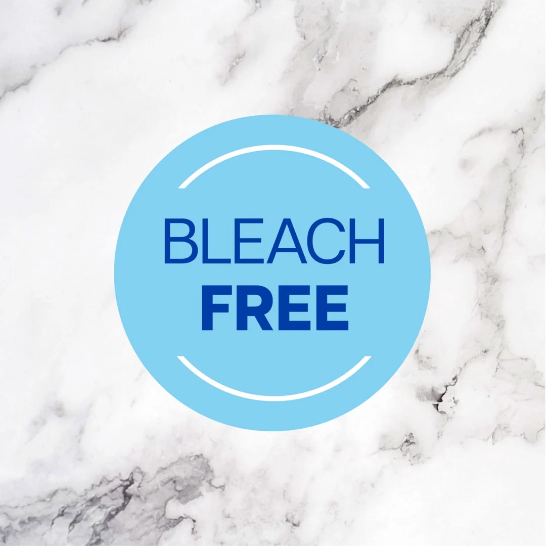 Una insignia azul con las palabras "Sin blanqueador" sobre un fondo de mármol.