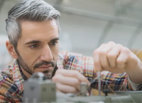 hombre reparando una maquinaria