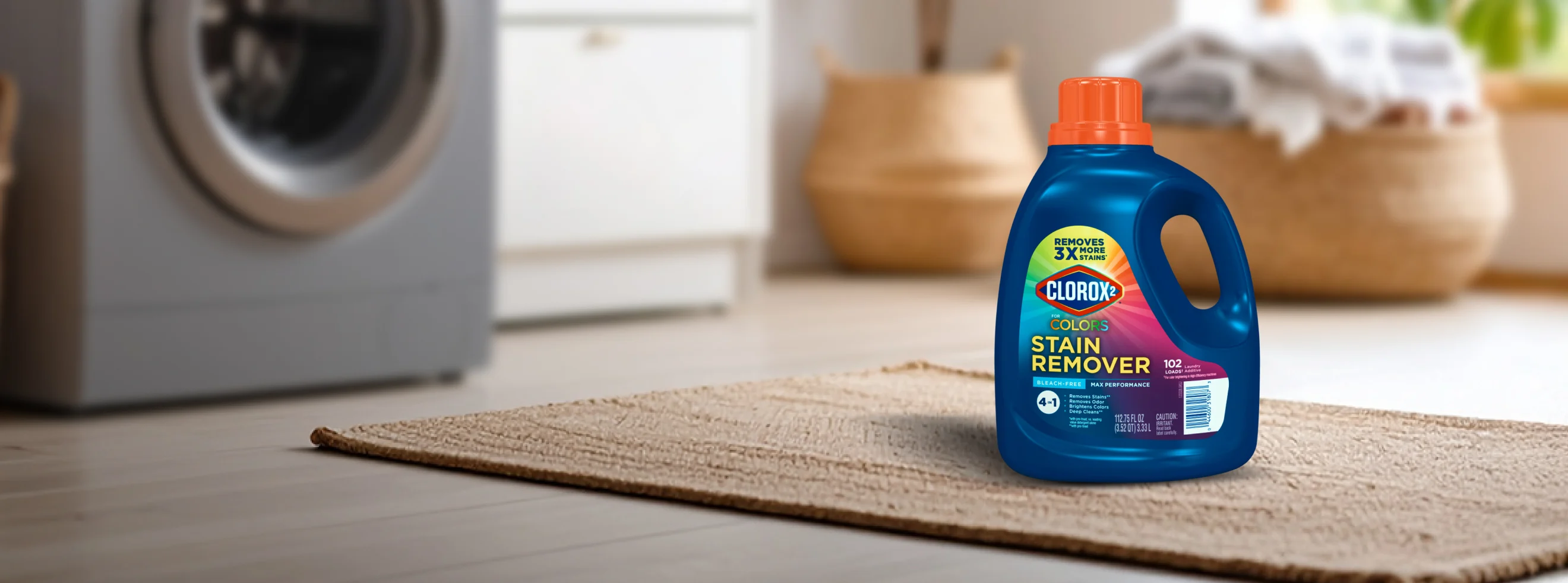 Botella de plástico de Clorox 2 para colores sobre una encimera de madera