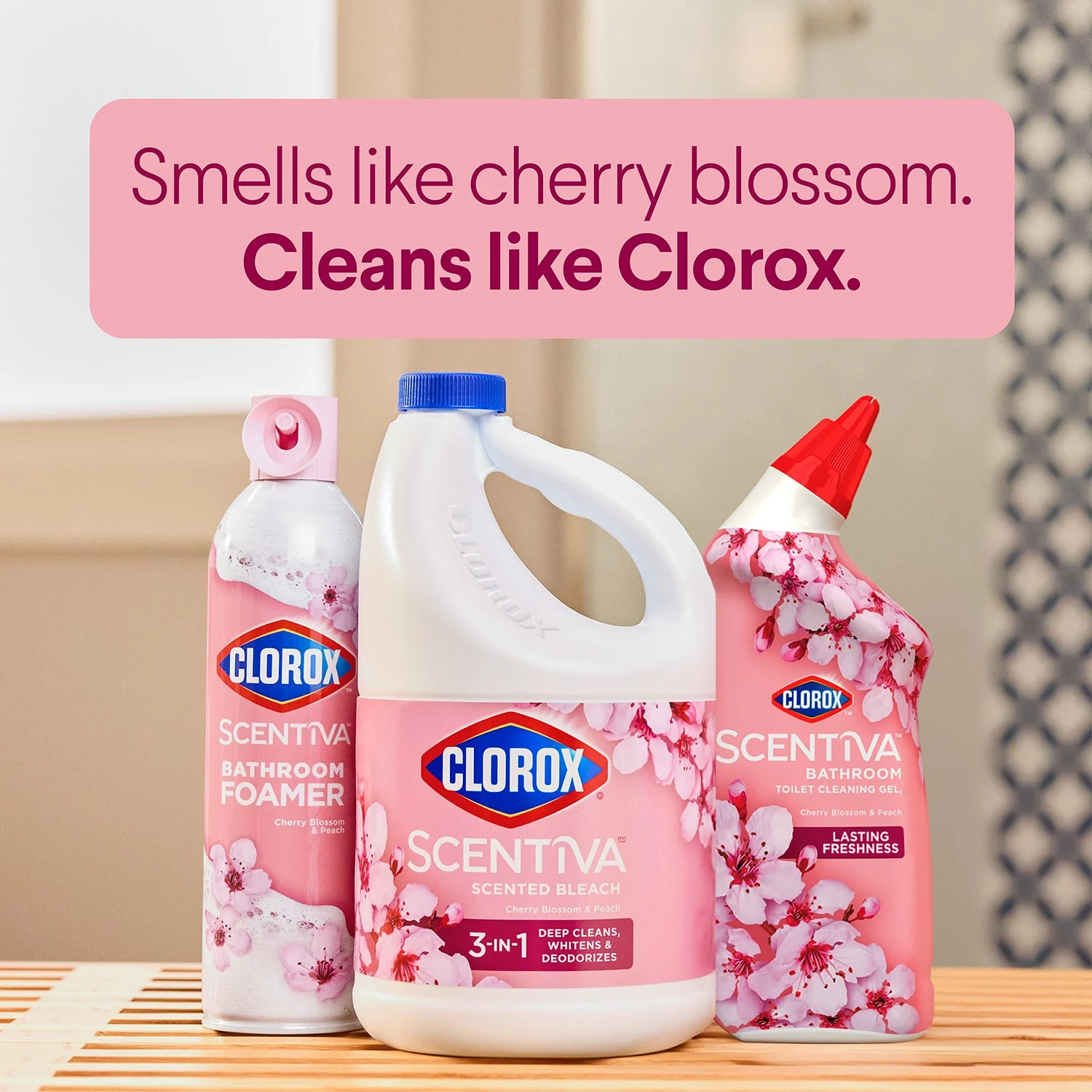 La familia de productos con aroma Scentiva Cherry Blossom & Peach, incluyendo blanqueador, limpiador para inodoros y limpiador en espuma para baños