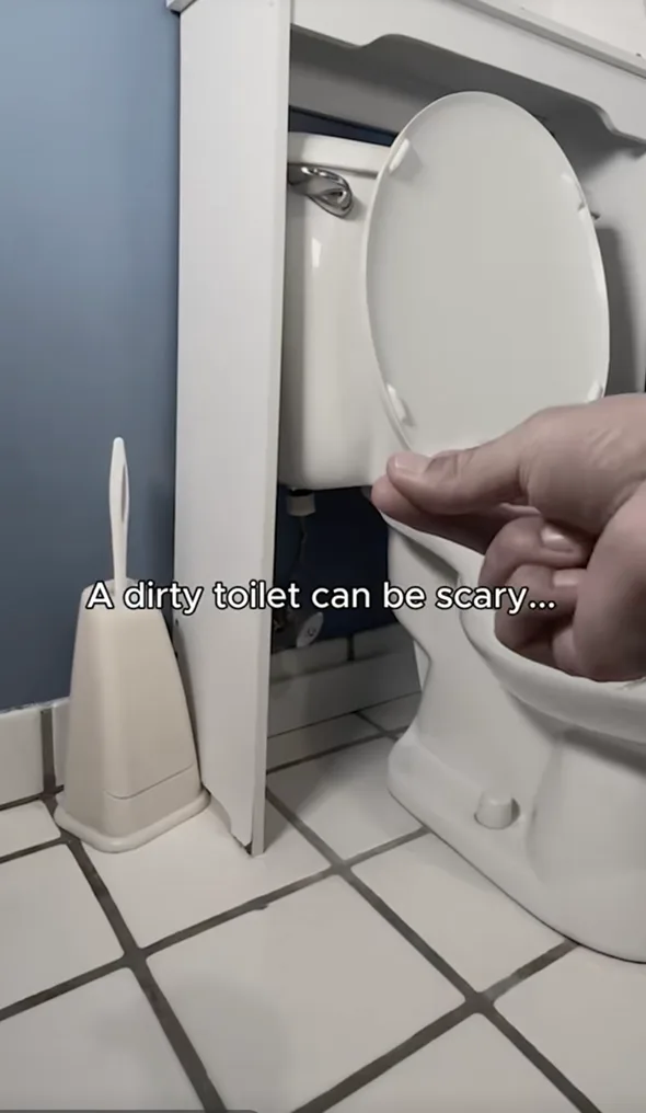 una botella rociadora de limpiador multisuperficies Clorox Clean-Up con blanqueador en un baño con azulejos y bañera blancos