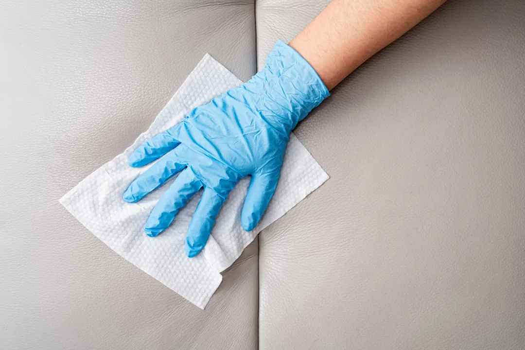 How to Clean Poison Ivy Off Surfaces | Clorox™