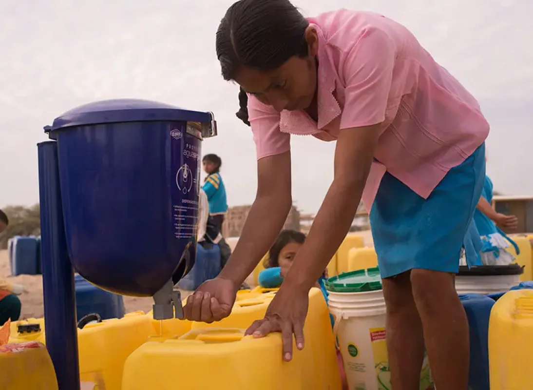 niña en dispensador de agua