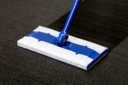 Trapeador Swiffer® Sweeper2 u otra herramienta estándar para limpiar el piso