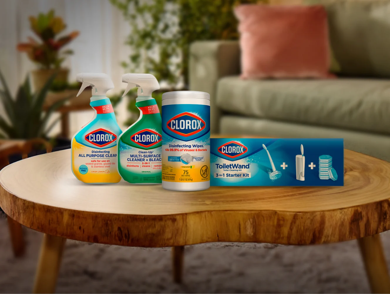 Grupo de productos de limpieza Clorox sobre una mesa de café de madera en la sala de estar.
