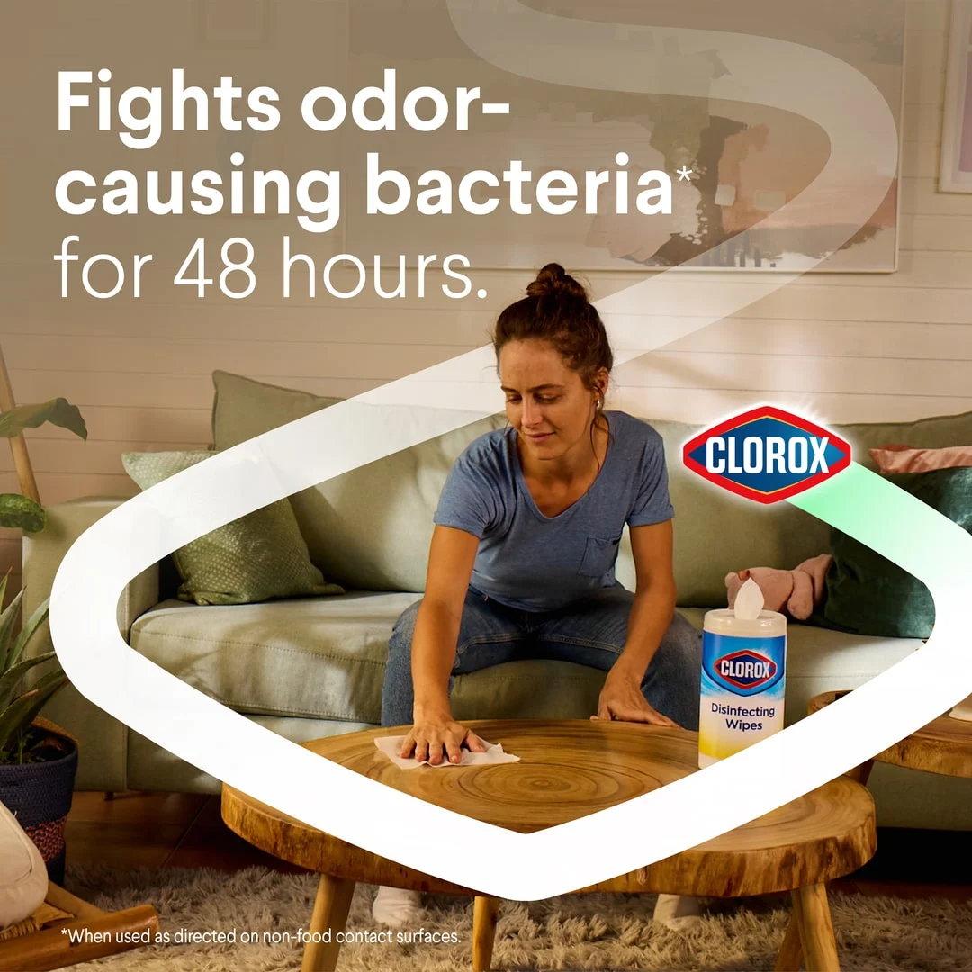Combate las bacterias que causan mal olor durante 48 horas: Mujer limpiando una mesa de café con toallitas desinfectantes