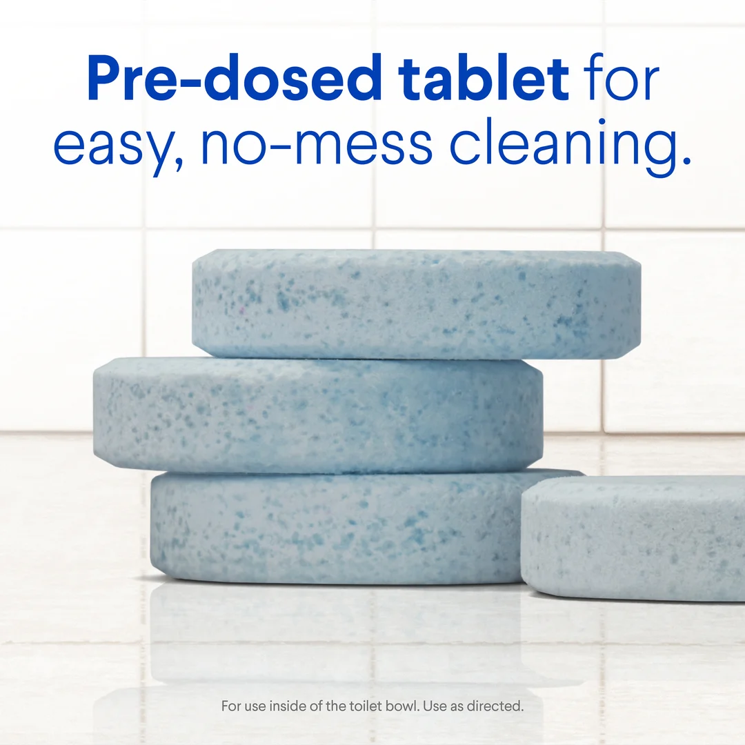 Tabletas Fresh Clean sobre una superficie de baldosa con la inscripción "Tableta predosificada para una limpieza fácil y sin ensuciar".