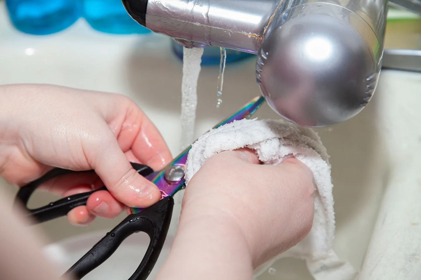 How to Clean Scissors with Bleach Clorox®