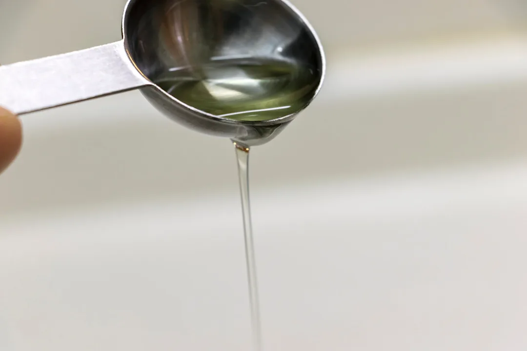 How to Neutralize Bleach With Hydrogen Peroxide Clorox®