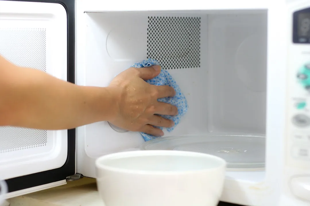 Can You Use Clorox Wipes To Clean Microwave