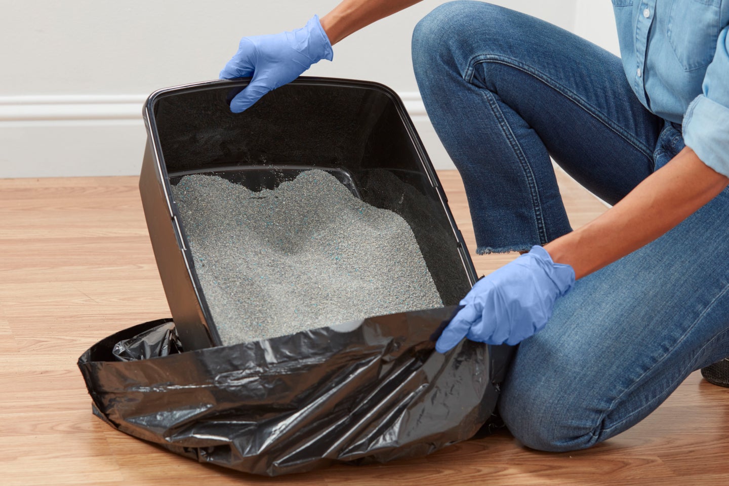how to clean out a litter box