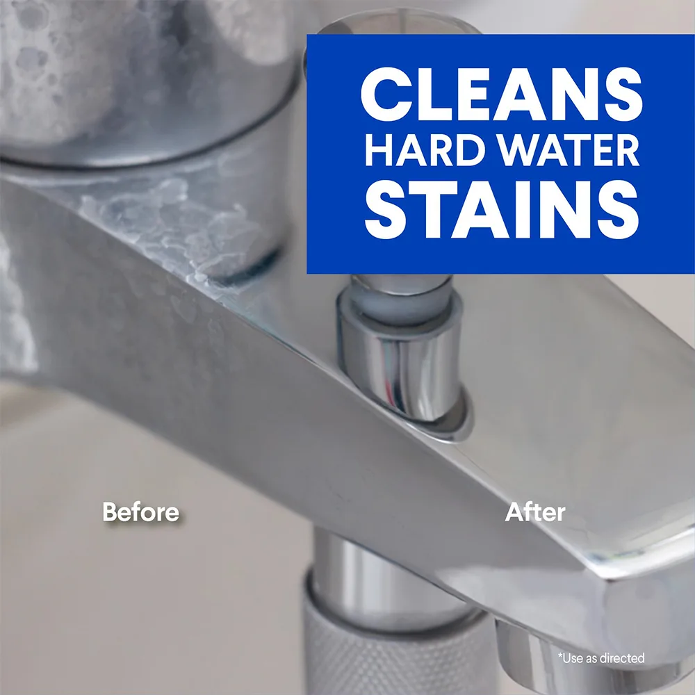 Un grifo cromado que muestra manchas de agua dura antes y después de ser limpiado con espumante de alta resistencia.