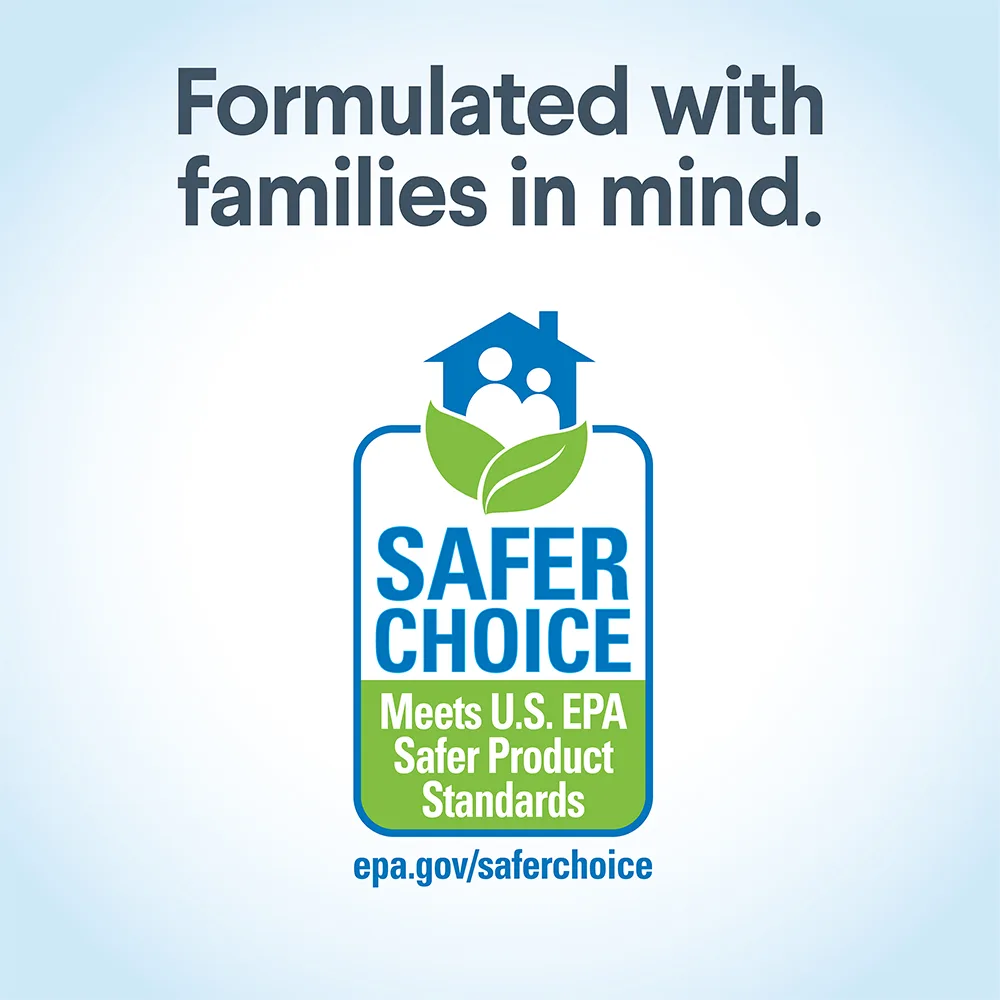 Logotipo de certificación Safer Choice con la frase "Formulado pensando en las familias" sobre un fondo azul claro.