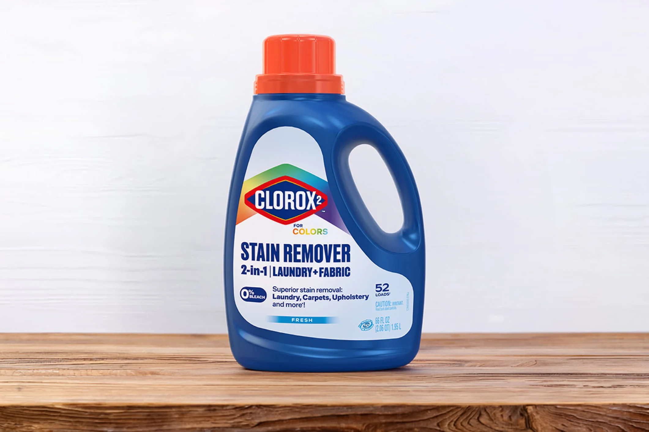 Botella de aditivo para ropa Clorox 2 for Colors sobre superficie de madera.