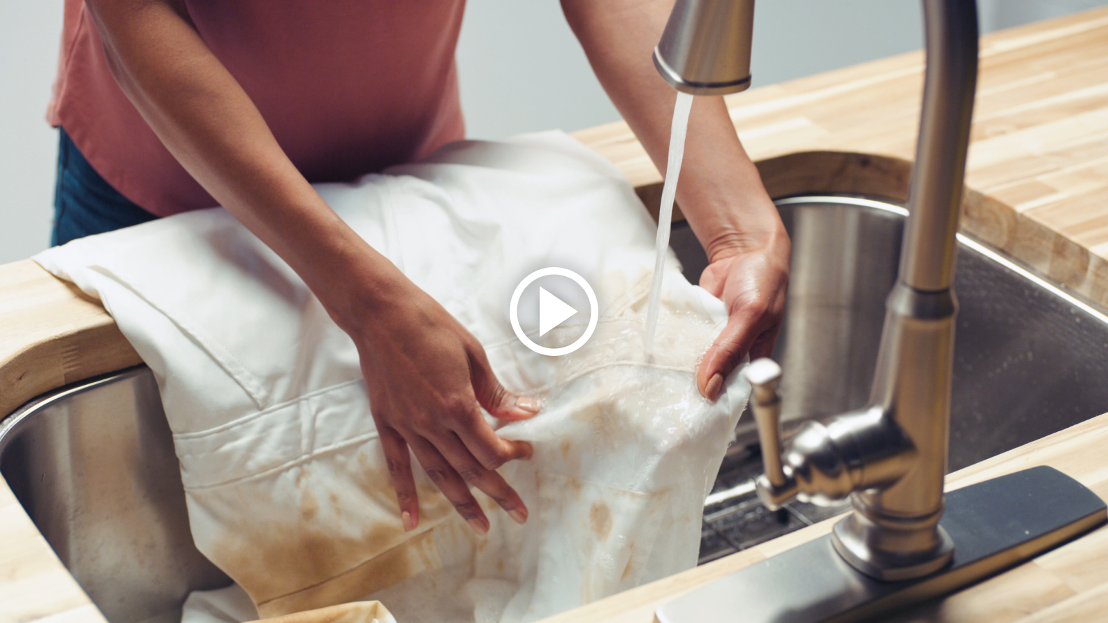 como-quitar-manchas-de-aceite-de-la-ropa, image size:1600x900