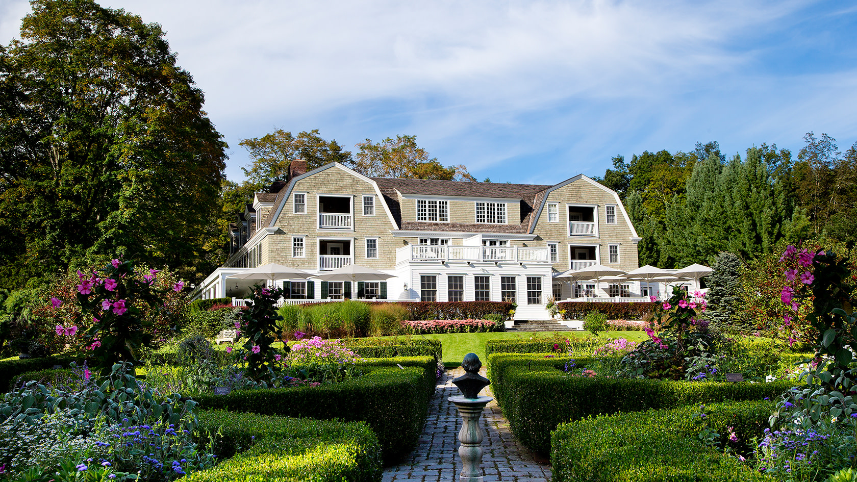 Chic Traveler | Inn For The Holidays | Story + Rain