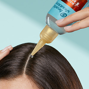 Women using DERMA Xᴾᴿᴼ Revitaliser Scalp Balm on her scalp