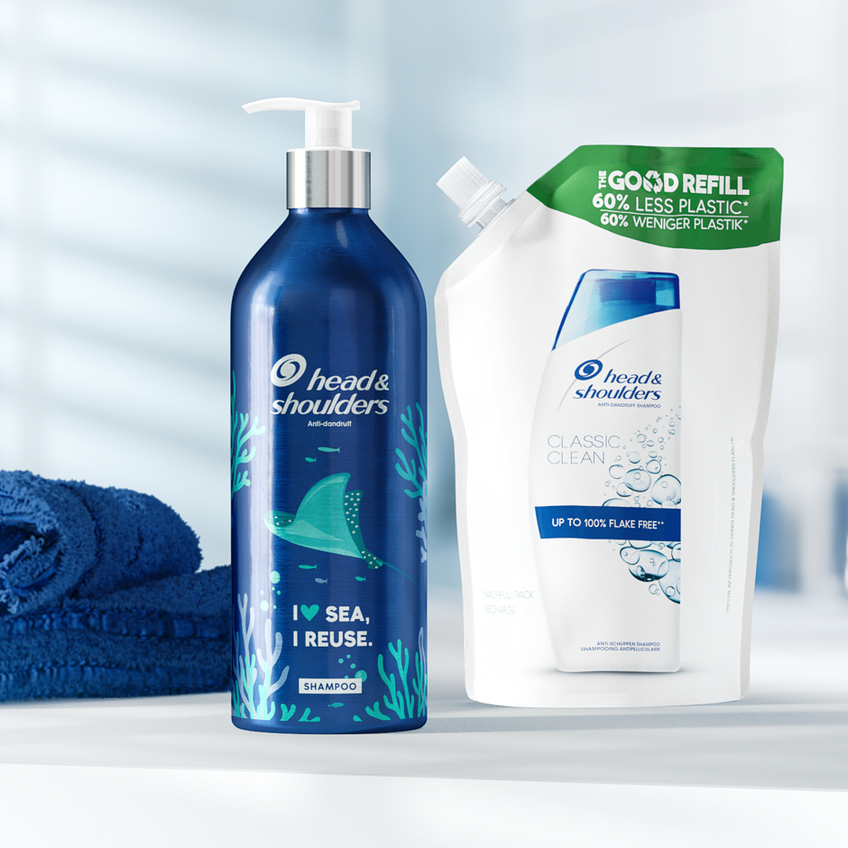 Head&Shoulders aluminium bottle and refill pack next to the towel on the bathroom background.