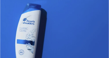 Head&Shoulders Classic Clean shampoo bottle on the plan indigo-blue background.