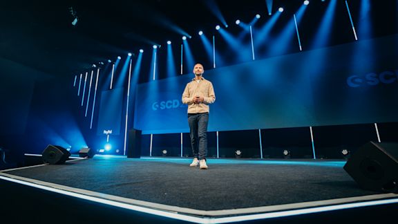 Sebastian Hamann, Gründer und Co-CEO von Shopware, betritt die Hauptbühne der SCD 2026.