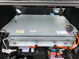 Picture of Mercedes C350 Sport PHEV battery in boot floor area.