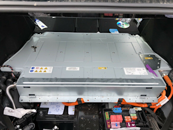 Picture of Mercedes C350 Sport PHEV battery in boot floor area.