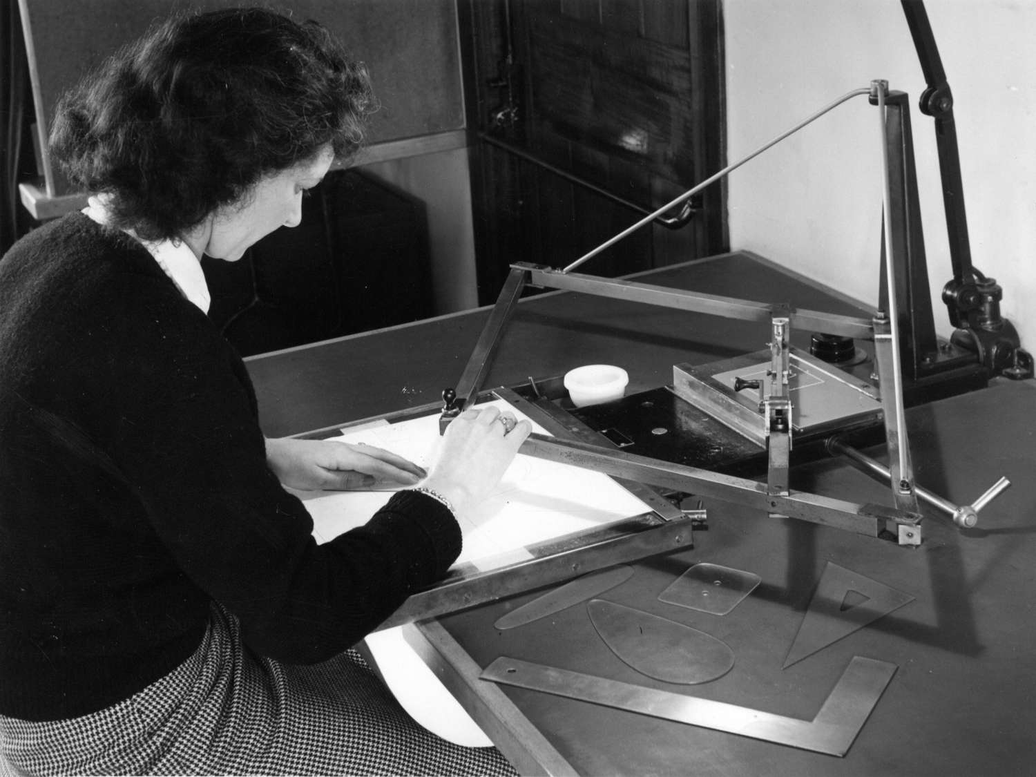 Monotype employee Jennie Harris operating a pantograph to make a wax pattern from a 10-inch drawing. © Monotype archives