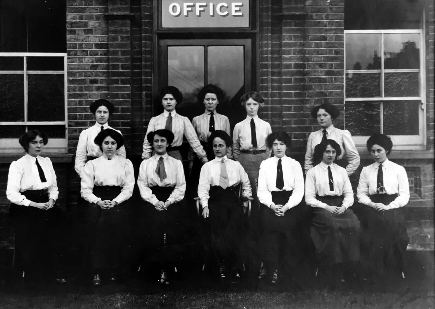 Monotype office workers, c. 1910. Courtesy Richard Cooper