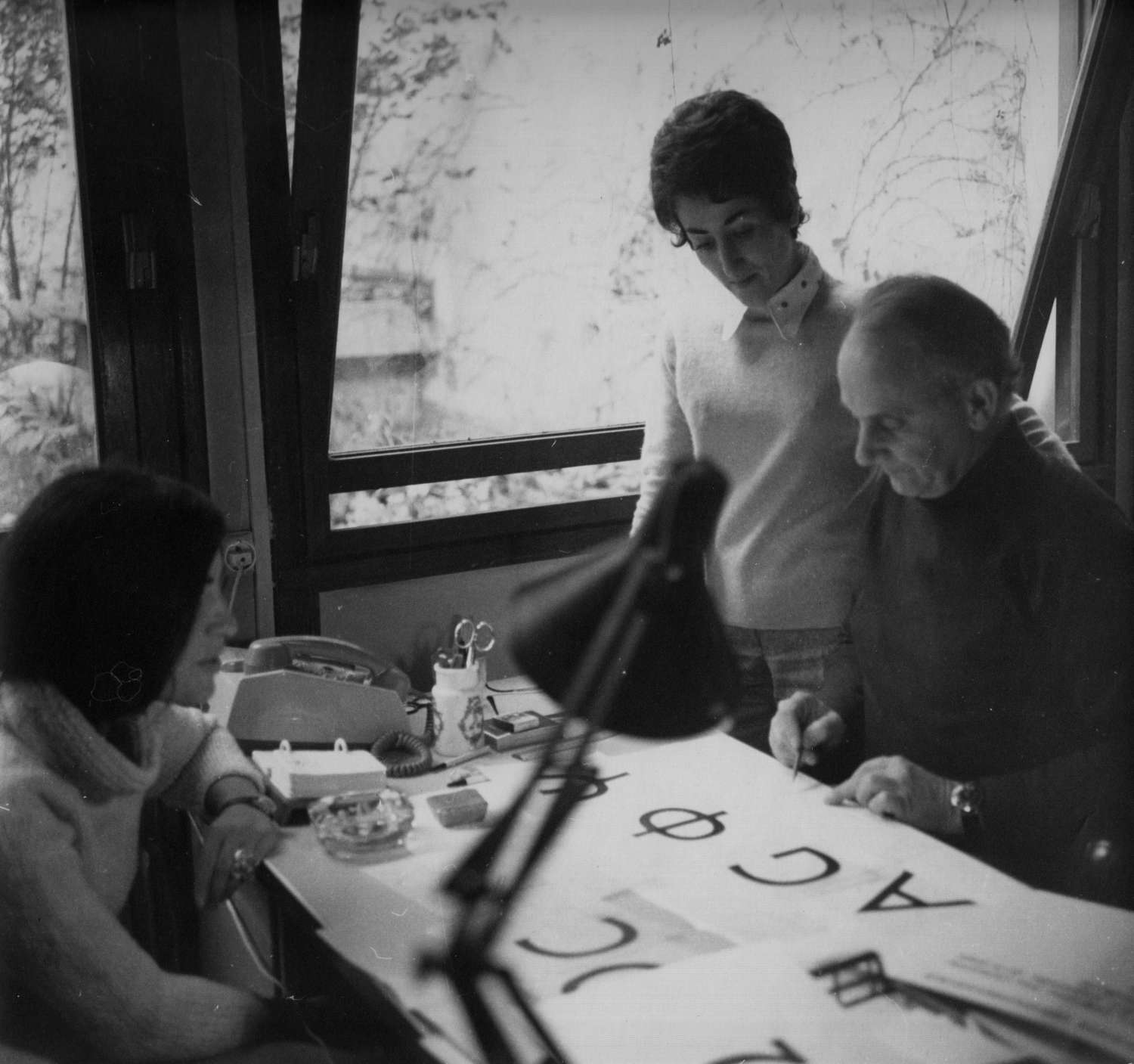 Christiane Herrandon, Annette Celso & Ladislas Mandel working on a Greek typeface
at International Photon Corporation (previously Deberny & Peignot), Paris, c. 1973.
Courtesy Musée de l’imprimerie & de la communication graphique